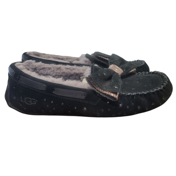 Ugg Dakota Stargirl Slipper Bow Black Suede Slip On Comfort Cozy Sherpa Size 6 - Picture 1 of 7